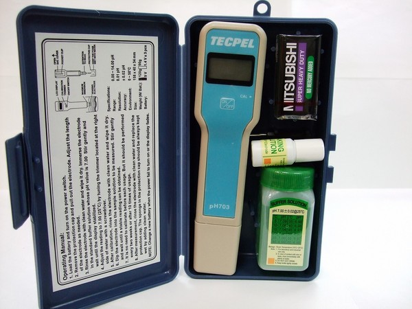 pH meter pH-703 packaging and accessory